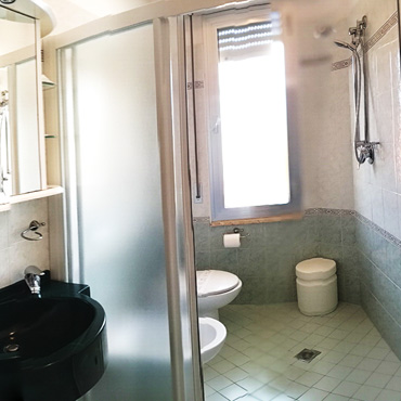 bathroom with shower cabin Camera Standard Hotel California Tagliata of Cervia